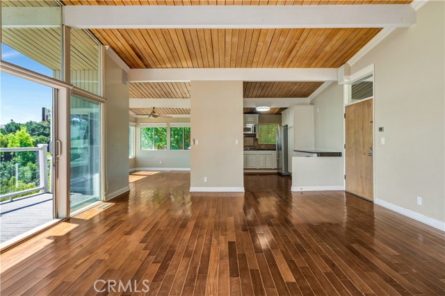 Detail Gallery Image 3 of 29 For 5102 Medina Rd, Woodland Hills,  CA 91364 - 2 Beds | 2 Baths