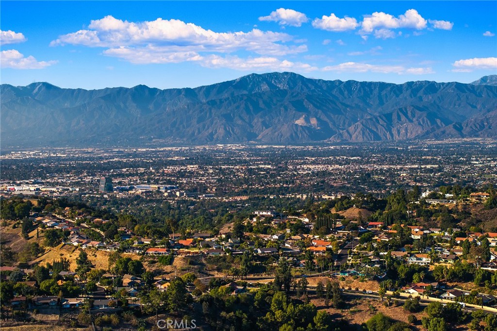 https://media.crmls.org/medias/c8746ba1-d07c-45a0-ba98-944fd4535b3f.jpg?preset=X-Large