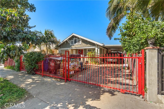 Detail Gallery Image 2 of 4 For 1611 W 46th, Los Angeles,  CA 90062 - 6 Beds | 3 Baths