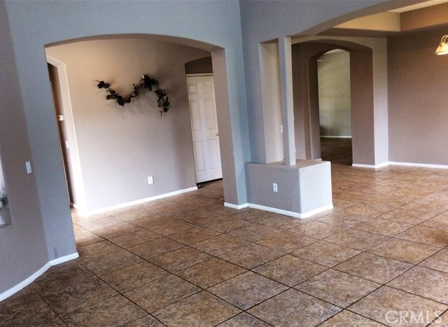 Detail Gallery Image 9 of 25 For 43 Valencia Ln, Redlands,  CA 92374 - 5 Beds | 3/1 Baths