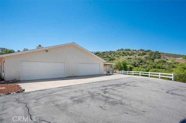 13700 Summit Knoll Road, Agua Dulce CA: https://media.crmls.org/medias/c87cb0b0-deb4-4011-8571-507a2d2330d4.jpg