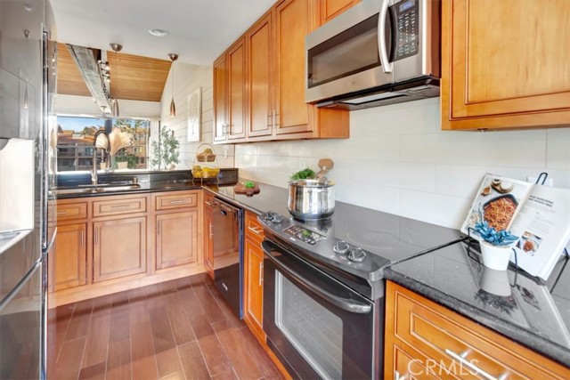 Detail Gallery Image 10 of 27 For 8317 Marina Pacifica, Long Beach,  CA 90803 - 2 Beds | 3 Baths