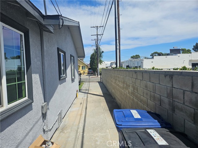 Detail Gallery Image 16 of 26 For 8693 San Carlos Ave, South Gate,  CA 90280 - 4 Beds | 2 Baths