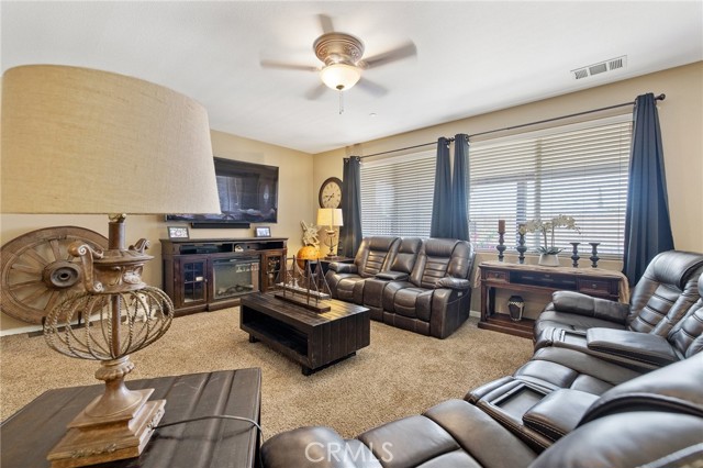 863 Legacy Drive, Lemoore CA: https://media.crmls.org/medias/c88084d1-bcbf-4982-bfb9-c8170331dd73.jpg