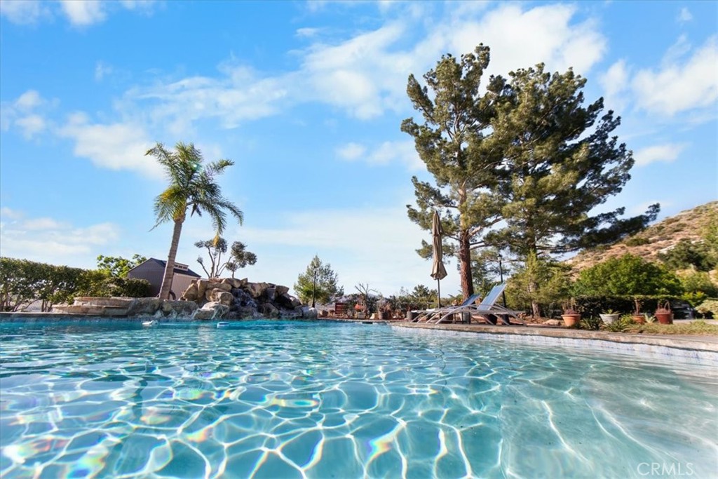 https://media.crmls.org/medias/c8862176-d1f0-4fdc-b984-22b62e01206f.jpg?preset=X-Large