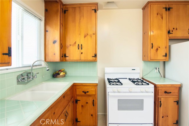 3311 W Alameda Avenue, Burbank CA: https://media.crmls.org/medias/c8883cf3-d21b-4b76-8c1c-21d93ab1a07c.jpg