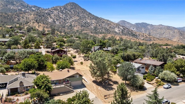 119 Pine Drive, Kernville CA: https://media.crmls.org/medias/c88a16f9-76de-4deb-84f2-94f1cd1ba8a8.jpg