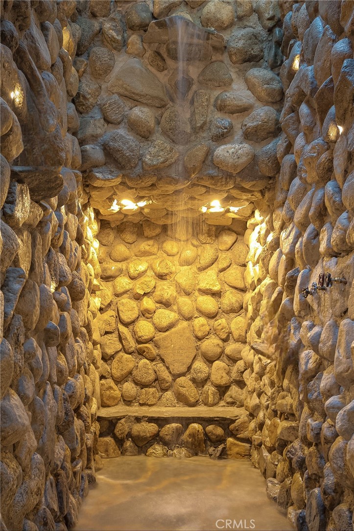 https://media.crmls.org/medias/c88a7fc2-98e6-40c7-8d54-7769081e0465.jpg?preset=X-Large