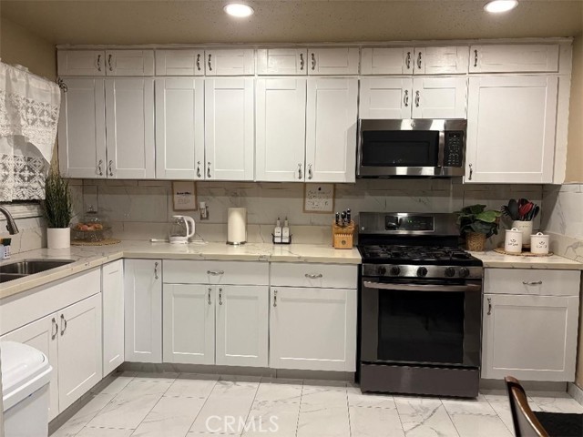 Detail Gallery Image 6 of 11 For 38226 Carolside, Palmdale,  CA 93550 - 3 Beds | 2 Baths