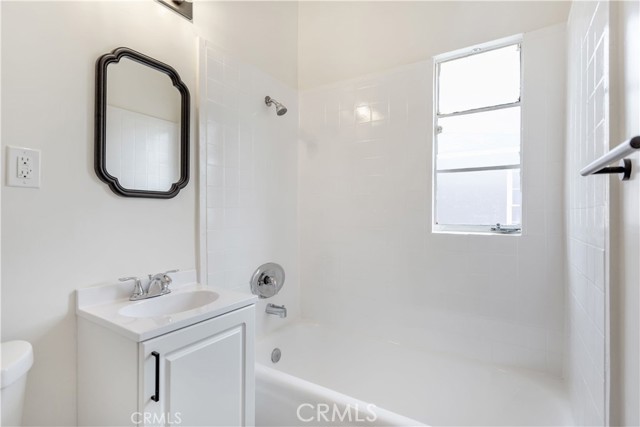 Detail Gallery Image 8 of 9 For 2015 Locust #D,  Long Beach,  CA 90806 - 1 Beds | 1 Baths