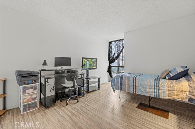 525 S Ardmore Ave, Los Angeles CA: https://media.crmls.org/medias/c88ca739-0a7f-4bde-a283-ebddb97b341e.jpg