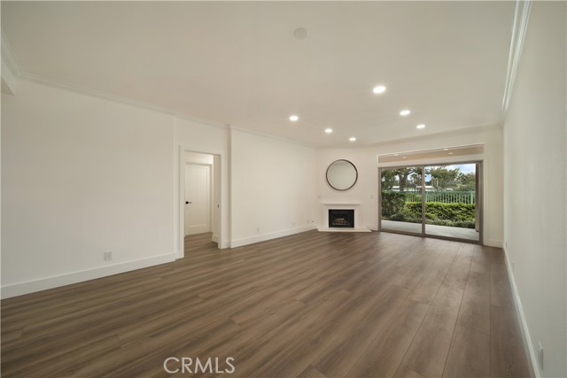 Detail Gallery Image 4 of 20 For 320 Villa Point, Newport Beach,  CA 92660 - 2 Beds | 2 Baths