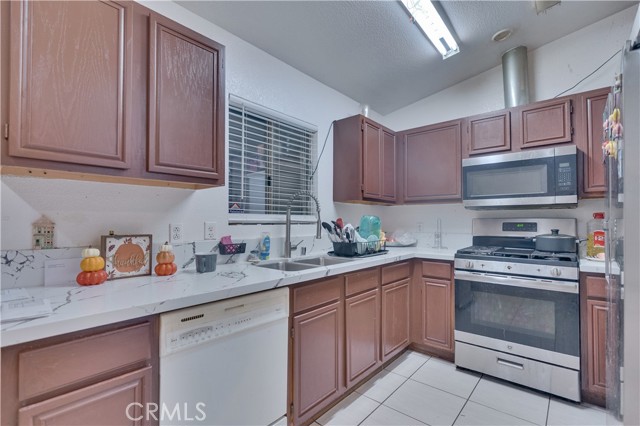 Detail Gallery Image 3 of 18 For 16575 via Montana, Desert Hot Springs,  CA 92240 - 4 Beds | 2 Baths