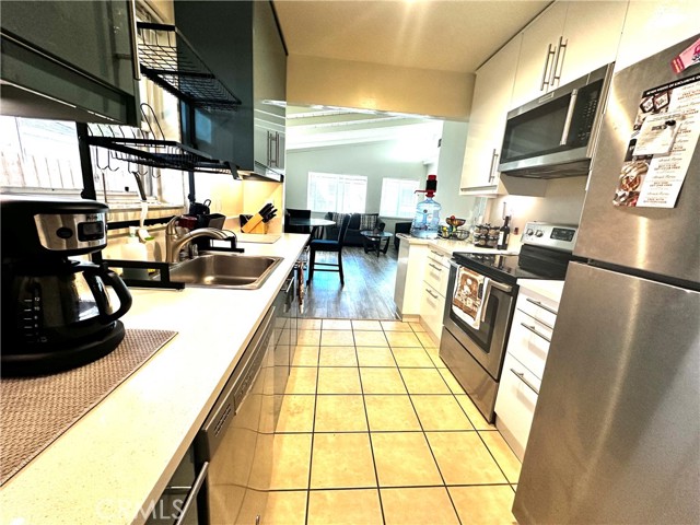 Detail Gallery Image 6 of 16 For 2504 Alma Ave, Manhattan Beach,  CA 90266 - 2 Beds | 1/1 Baths