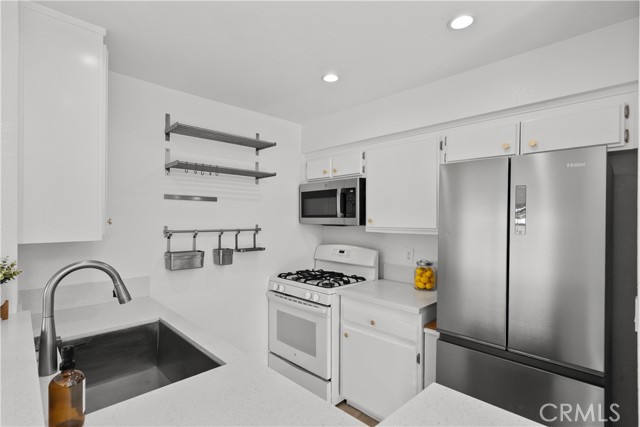 Detail Gallery Image 5 of 22 For 21358 Nandina Ln #204,  Newhall,  CA 91321 - 2 Beds | 2 Baths