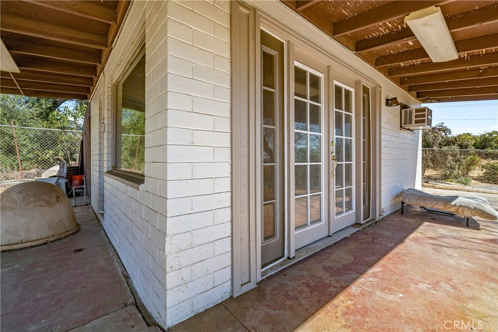 https://media.crmls.org/medias/c896dee0-3666-44b5-8341-14fb54d22154.jpg?preset=X-Large