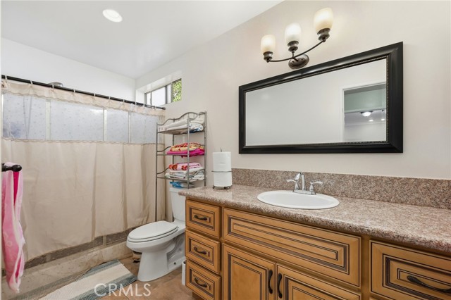 Detail Gallery Image 11 of 13 For 15010 Victory Blvd #101,  Van Nuys,  CA 91411 - 2 Beds | 2 Baths