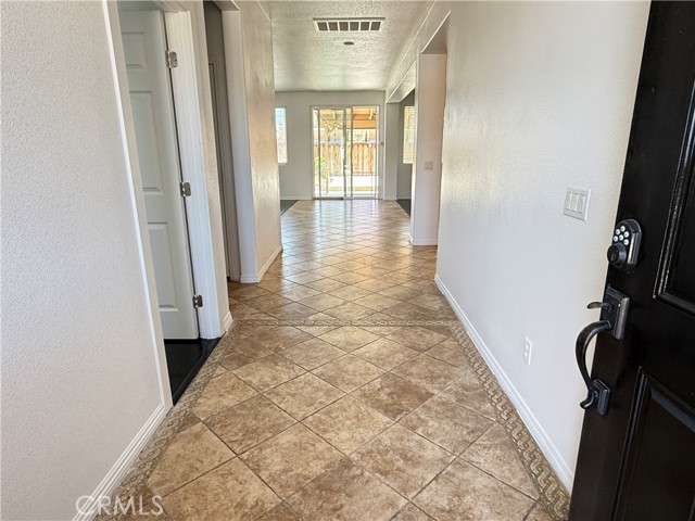 9093 Seal Beach Drive, Hesperia CA: https://media.crmls.org/medias/c898b2e5-674f-40b7-b24d-4cca4f2e9db1.jpg