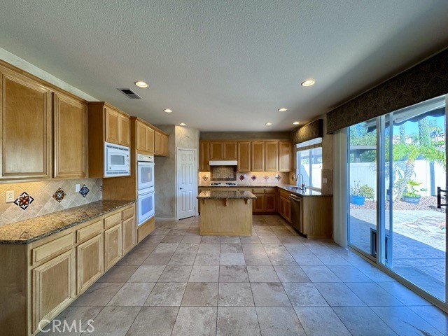 Detail Gallery Image 16 of 53 For 45632 Corte Royal, Temecula,  CA 92592 - 3 Beds | 3 Baths