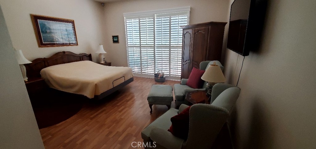 https://media.crmls.org/medias/c89f4884-f8a8-4f5b-bd4c-52598d98a809.jpg?preset=X-Large