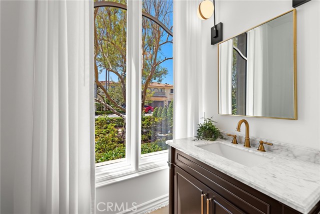 Detail Gallery Image 15 of 75 For 530 Kings Rd, Newport Beach,  CA 92663 - 5 Beds | 4/3 Baths
