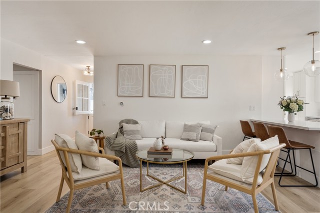 7661 Ontario Drive, Huntington Beach CA: https://media.crmls.org/medias/c8a26ca0-d2a1-4fdc-9baf-49d82114fbd7.jpg