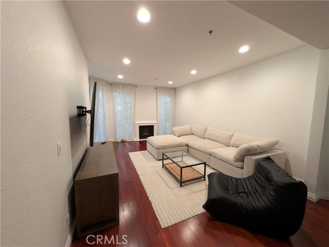 Detail Gallery Image 7 of 17 For 585 N Rossmore Ave #207,  Los Angeles,  CA 90004 - 1 Beds | 1 Baths