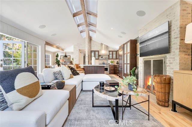 Detail Gallery Image 3 of 23 For 2622 Crestview Dr, Newport Beach,  CA 92663 - 3 Beds | 3 Baths