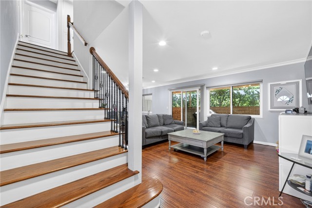 Detail Gallery Image 5 of 31 For 7046 De Celis Pl #7,  Lake Balboa,  CA 91406 - 2 Beds | 2/1 Baths