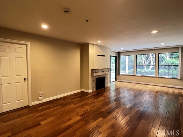 Detail Gallery Image 3 of 16 For 280 Cagney Ln #104,  Newport Beach,  CA 92663 - 2 Beds | 2 Baths