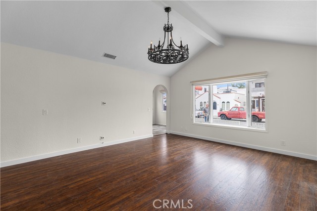 211 La Verne Avenue, Long Beach CA: https://media.crmls.org/medias/c8b36c01-091c-4077-8ece-13a25d5db348.jpg
