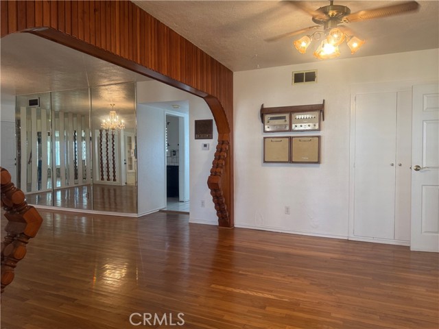 Detail Gallery Image 3 of 9 For 5667 Newbury Ave, San Bernardino,  CA 92404 - 3 Beds | 2 Baths