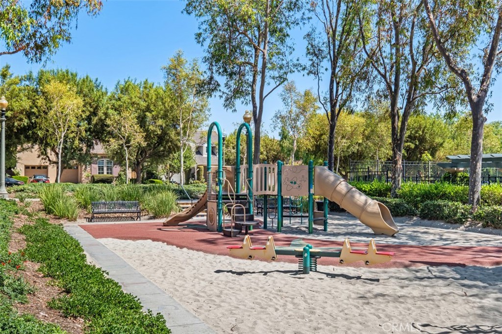 https://media.crmls.org/medias/c8b5c5d5-733a-49a2-ae1c-a1ec2777ee4b.jpg?preset=X-Large