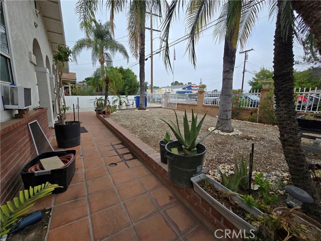 13966 Fox Street, San Fernando CA: https://media.crmls.org/medias/c8b7ef56-db4c-40b5-9eaf-5c626ff5f0f4.jpg