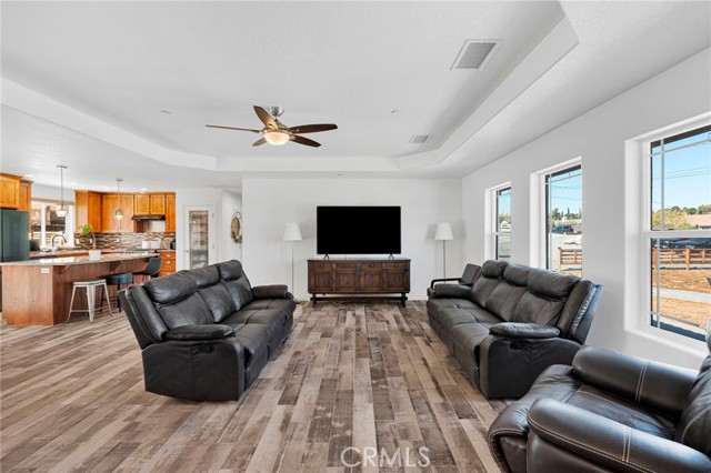Detail Gallery Image 5 of 43 For 18125 Catalpa, Hesperia,  CA 92345 - 4 Beds | 2 Baths