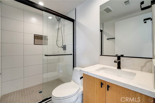 6201 La Mirada Avenue, Los Angeles CA: https://media.crmls.org/medias/c8b9a394-21d1-479b-b857-56e448f136dc.jpg