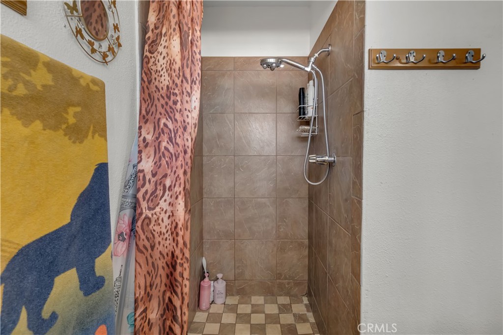 https://media.crmls.org/medias/c8bae065-9dbe-4fb3-ab55-59e5dde628fd.jpg?preset=X-Large