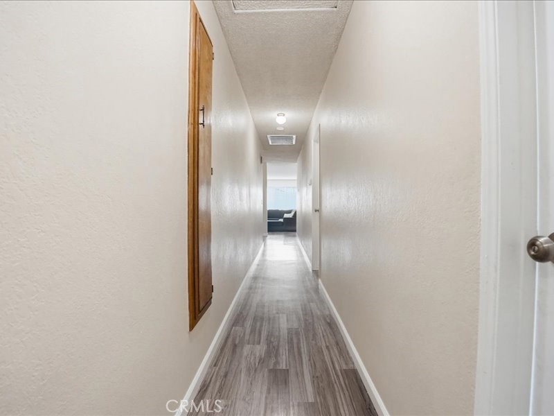 https://media.crmls.org/medias/c8bbf6ff-6bad-4085-b274-cc6f758cf8c1.jpg?preset=X-Large