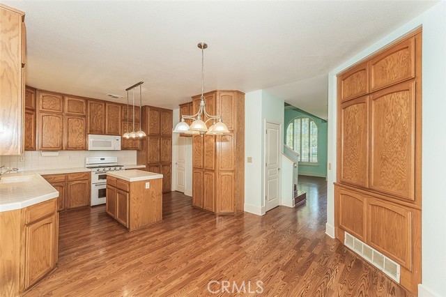 Detail Gallery Image 11 of 52 For 1094 E Monticello Cir, Fresno,  CA 93720 - 4 Beds | 2 Baths