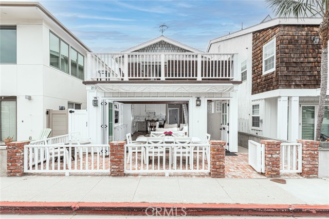Detail Gallery Image 3 of 32 For 213 34th St, Newport Beach,  CA 92663 - 3 Beds | 3 Baths