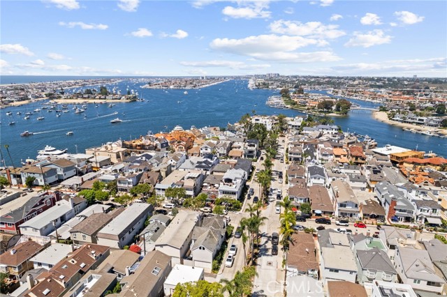 124 Garnet Avenue, Newport Beach CA: https://media.crmls.org/medias/c8bf9015-cbe7-4f4c-95c1-7fa7b43fa5eb.jpg