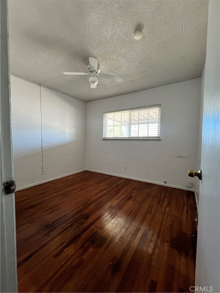 https://media.crmls.org/medias/c8bffca3-b54c-4b1b-81c9-d8dd87579ea1.jpg?preset=X-Large