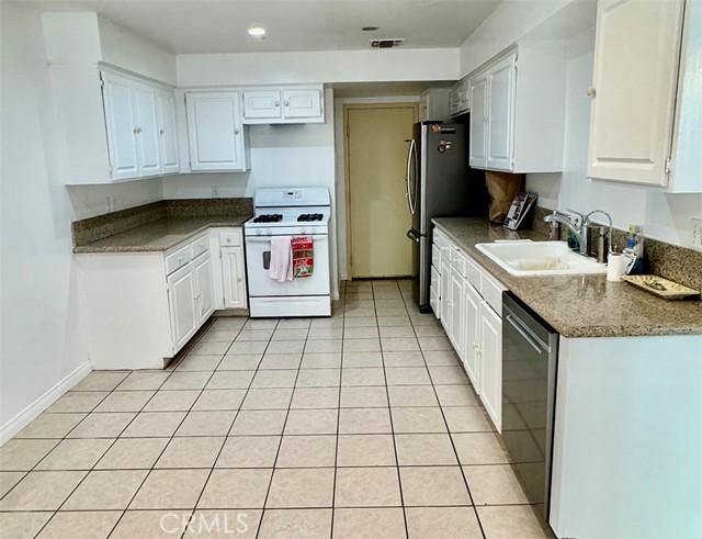 Detail Gallery Image 6 of 31 For 17241 Roscoe #16,  Northridge,  CA 91325 - 3 Beds | 3 Baths