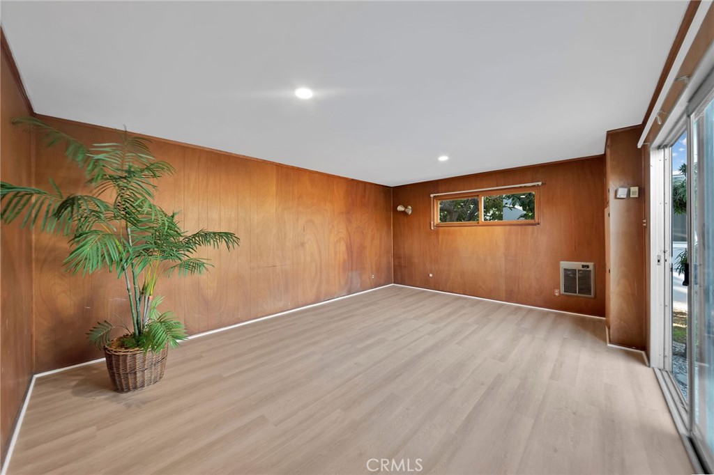 https://media.crmls.org/medias/c8c7d9d7-907d-4a69-ba0e-a798ac942c8a.jpg?preset=X-Large
