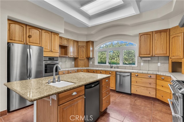 Detail Gallery Image 7 of 34 For 10234 10234 Clover Dr, Oak Hills,  CA 92344 - 4 Beds | 4 Baths