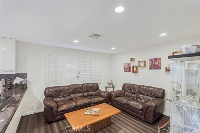 Detail Gallery Image 16 of 49 For 18730 Hatteras St #44,  Tarzana,  CA 91356 - 3 Beds | 3 Baths