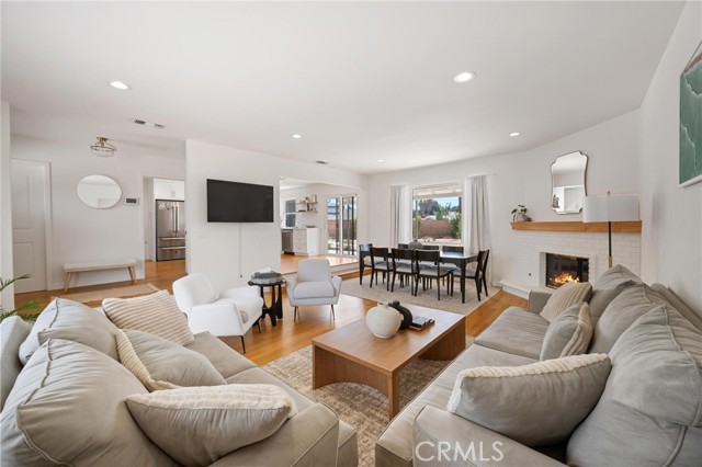 Detail Gallery Image 6 of 32 For 7801 Kelvin Ave, Winnetka,  CA 91306 - 4 Beds | 3 Baths