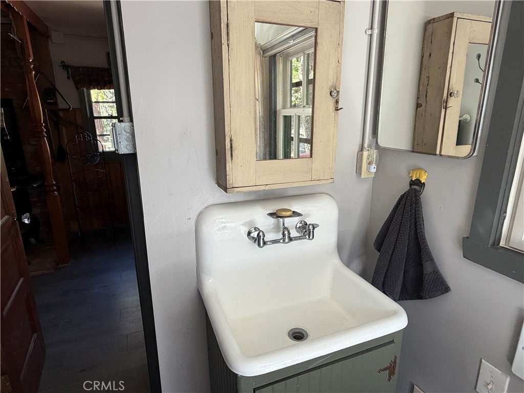 https://media.crmls.org/medias/c8cb2fd9-c82d-4dce-81b0-8b1fa73598d9.jpg?preset=X-Large