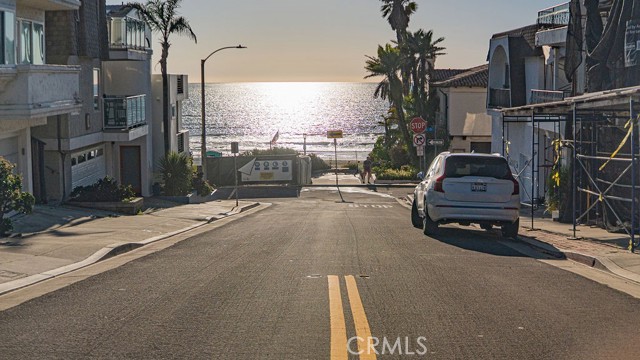 Detail Gallery Image 2 of 29 For 218 15th Street #C,  Manhattan Beach,  CA 90266 - 3 Beds | 2/1 Baths