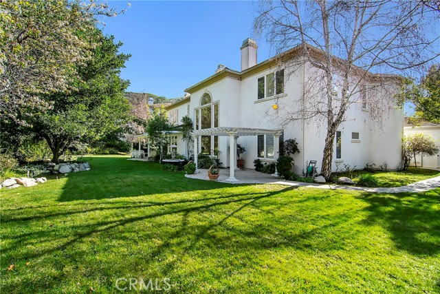 25339 Prado De Los Arboles, Calabasas CA: https://media.crmls.org/medias/c8d215ea-27ad-4dc0-9dff-2c2a2c3a5990.jpg